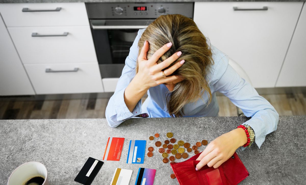 femme désespérée qui compte son argent 